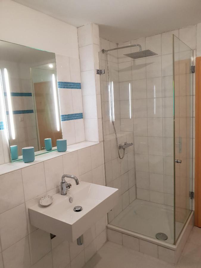 Schönste Lage Am Rhein In Unmittelbarer Stadtnähe, Köln